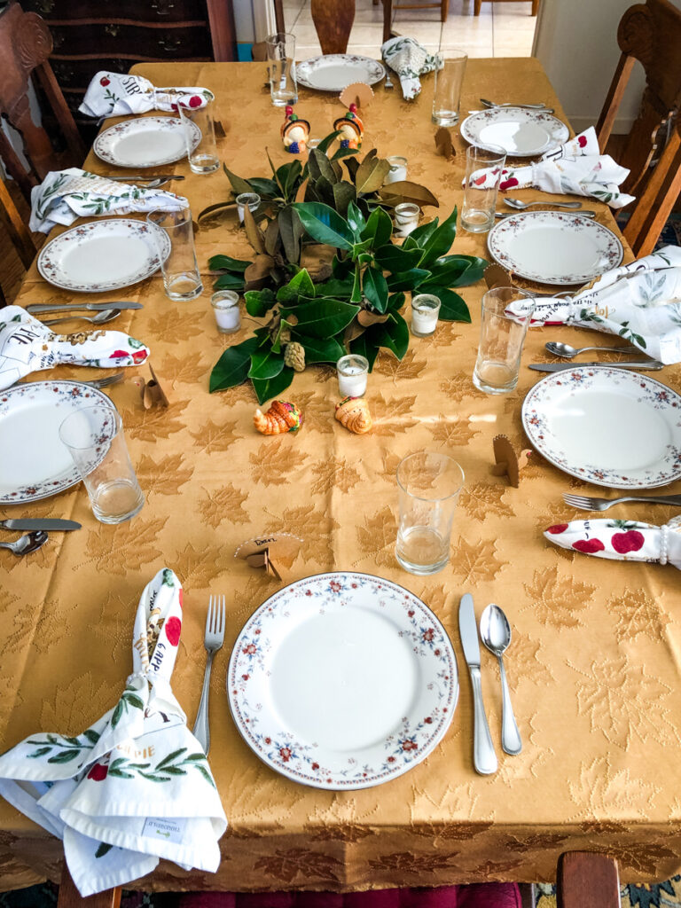 thanksgiving table setting for 8 people